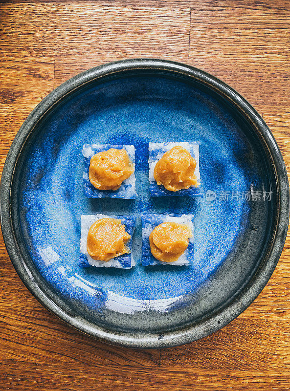 马来西亚甜点puut Tai Tai或Kaya Kuih，蓝色糯米糕